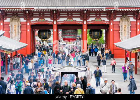 Tokyo, Japon - 21 Avril 2014 : Les personnes qui désirent visiter Temple Sensoji à Asakusa, à Tokyo. Est le plus ancien de Tokyo Sensoji Temple. Banque D'Images