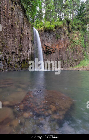 Abiqua Falls par la ville de Scotts Mills off road doigt tordu dans le comté de Marion dans l'Oregon. Banque D'Images