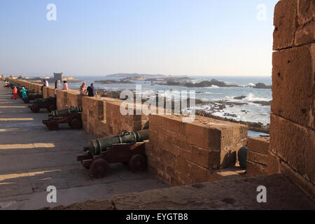 Les vieux remparts et canons de bronze sur les murs de la ville, donnant sur l'océan Atlantique, à Essaouira, Maroc, Afrique du Nord Banque D'Images