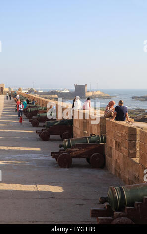 Les vieux remparts et canons de bronze sur les murs de la ville, donnant sur l'océan Atlantique, à Essaouira, Maroc, Afrique du Nord Banque D'Images