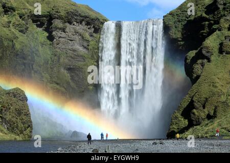 Cascade de Skogafoss célèbre en Islande avec rainbow Banque D'Images