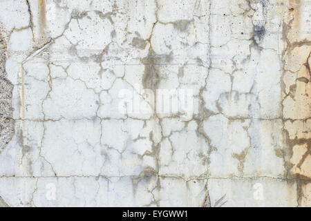 Close-up d'un mur de béton fissuré et érodée texture background Banque D'Images