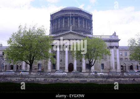 Le principal bâtiment de l'Irlande cours les quatre cours sur Inns Quay à Dublin. Banque D'Images