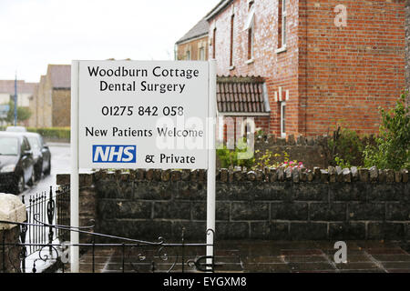 Un Anglais NHS/dentiste privé affiche à l'extérieur un dentiste chirurgie sur un town High Street. Banque D'Images