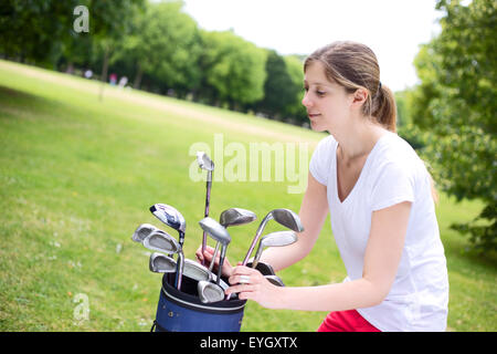 Young woman playing golf Banque D'Images