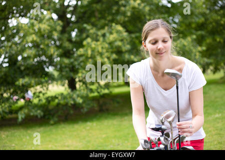 Young woman playing golf Banque D'Images