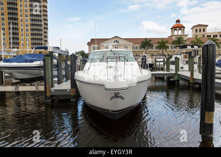 Location de bateaux stationnés dans le port de Cape Coral, Floride, chemin en bois Banque D'Images