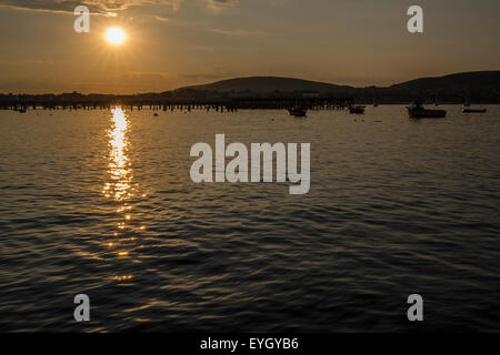 Coucher de soleil sur la baie de Swanage, l'eau se retire avec Purbeck Banque D'Images