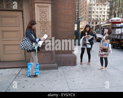 Vérifier les touristes leurs cartes à l'extérieur de Carnegie Hall sur West 57th et 7th Avenue à New York à New York. Banque D'Images