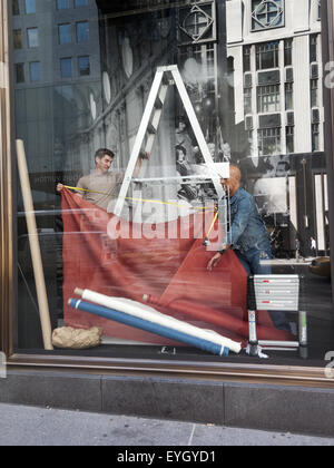 Décoration de fenêtre hommes Bergdorf Goodman department store de la Cinquième Avenue à New York City à New York. Banque D'Images
