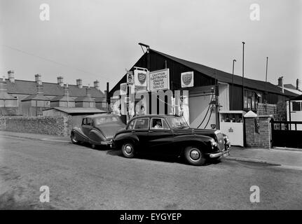 Cardiff, 1960 ; Petit Garage dans rue résidentielle Banque D'Images