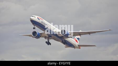 British Airways Boeing 777 G-STBB décollant de l'aéroport de Londres Heathrow LHR Banque D'Images