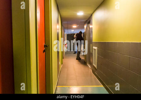 Paris, France, couloir moderne à l'intérieur du projet de logements sociaux immigrés, HLM, foyer Tolbiac, Eco-bâtiment, bâtiments économes en énergie, Urban Sustainable Green Renovations, design de couloir moderniste Banque D'Images