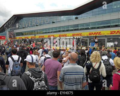 Les foules au Grand Prix de Grande-Bretagne à Silverstone F1 Banque D'Images