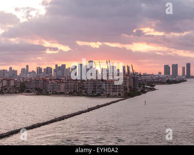 Coucher de soleil sur l'île de Fisher et la ville de Miami Banque D'Images