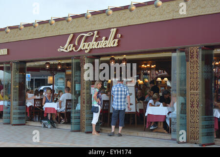 Couple à la recherche, à l'aide du menu de sélection de la Tagliatella Restaurant sur l'Arenal, Javea, Alicante, Espagne Banque D'Images