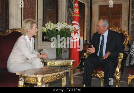 Tunis, Tunisie. 29 juillet, 2015. Le président du parlement tunisien Mohammed Nasser(R) rencontre avec le Ministre allemand de la défense, Ursula von der Leyen à Tunis, Tunisie, le 29 juillet 2015. © Adel/Xinhua/Alamy Live News Banque D'Images