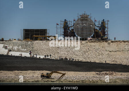 Ismailia, Égypte. 29 juillet, 2015. Les travailleurs sont en ligne sur le site de construction du nouveau canal de Suez à Ismaïlia, une ville portuaire en Egypte, le 29 juillet 2015. Les travaux de dragage de la 'nouvelle' du Canal de Suez a été achevé et la voie navigable est prêt aussi bien que sans danger pour la navigation maritime immense, Mohab Memish, chef de l'Autorité du Canal de Suez (SCA), a déclaré aux journalistes lors d'une conférence de presse mercredi. © Chaoyue Pan/Xinhua/Alamy Live News Banque D'Images