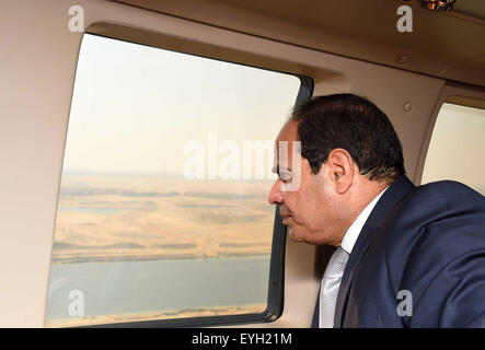 Le président égyptien Abdel Fatah Al-Sisi effectue une inspection aérienne du nouveau canal de Suez, en voie d'achèvement après 1 an de travail.