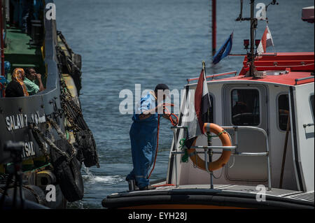 Ismailia, Égypte. 29 juillet, 2015. Un égyptien de l'équipage d'un bateau se prépare pour sa croisière sur le nouveau canal de Suez à Ismaïlia, une ville portuaire en Egypte, le 29 juillet 2015. Les travaux de dragage de la 'nouvelle' du Canal de Suez a été achevé et la voie navigable est prêt aussi bien que sans danger pour la navigation maritime immense, Mohab Memish, chef de l'Autorité du Canal de Suez (SCA), a déclaré aux journalistes lors d'une conférence de presse mercredi. © Chaoyue Pan/Xinhua/Alamy Live News Banque D'Images