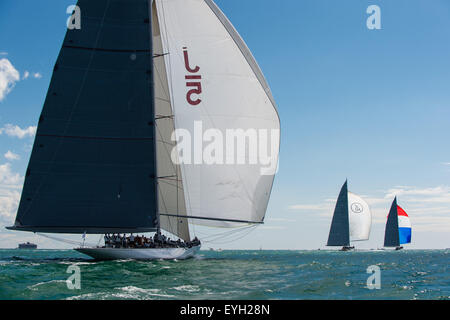 Cowes, île de Wight, Royaume-Uni, mercredi, 29 juillet 2015. Trois magnifiques yachts J-Class (Ranger, Lionhart et Velsheda) participer à la course autour de l'île. L'événement est organisé par le le Royal Yacht Squadron (Rys) dans le cadre de leur bicentenaire International Regatta. Crédit : Sam Kurtul / Alamy Live News Banque D'Images