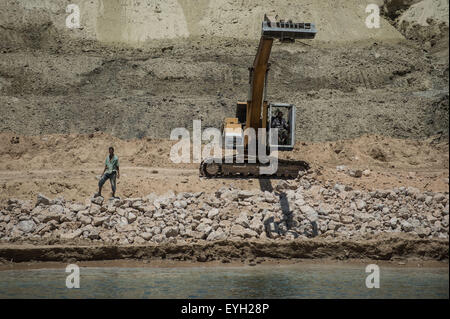 Ismailia, Égypte. 29 juillet, 2015. Les travailleurs sont en ligne sur le site de construction du nouveau canal de Suez à Ismaïlia, une ville portuaire en Egypte, le 29 juillet 2015. Les travaux de dragage de la 'nouvelle' du Canal de Suez a été achevé et la voie navigable est prêt aussi bien que sans danger pour la navigation maritime immense, Mohab Memish, chef de l'Autorité du Canal de Suez (SCA), a déclaré aux journalistes lors d'une conférence de presse mercredi. © Chaoyue Pan/Xinhua/Alamy Live News Banque D'Images