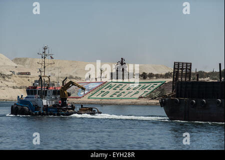 Ismailia, Égypte. 29 juillet, 2015. Les bateaux à travers le nouveau canal de Suez à Ismaïlia, une ville portuaire en Egypte, le 29 juillet 2015. Les travaux de dragage de la 'nouvelle' du Canal de Suez a été achevé et la voie navigable est prêt aussi bien que sans danger pour la navigation maritime immense, Mohab Memish, chef de l'Autorité du Canal de Suez (SCA), a déclaré aux journalistes lors d'une conférence de presse mercredi. © Chaoyue Pan/Xinhua/Alamy Live News Banque D'Images