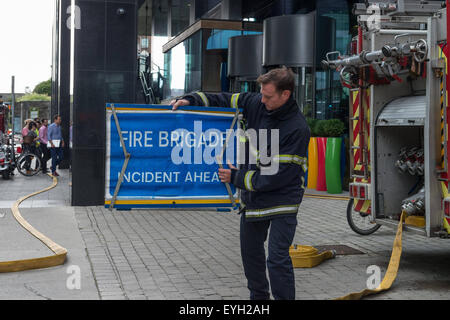 Dublin, Irlande. 29 juillet, 2015. Exercice d'incendie au siège de Google à Barrow Street à Dublin, quais de silicium a été effectuée cet après-midi par les pompiers de Dublin de l'unité de commandement des Scania P230 © Grant Vélaires/ZUMA/Alamy Fil Live News Banque D'Images