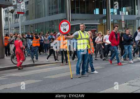 Dublin, Irlande. 29 juillet, 2015. Exercice d'incendie au siège de Google à Barrow Street à Dublin, quais de silicium a été effectuée cet après-midi par les pompiers de Dublin de l'unité de commandement des Scania P230 © Grant Vélaires/ZUMA/Alamy Fil Live News Banque D'Images