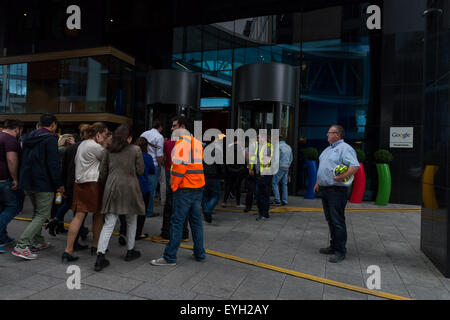 Dublin, Irlande. 29 juillet, 2015. Exercice d'incendie au siège de Google à Barrow Street à Dublin, quais de silicium a été effectuée cet après-midi par les pompiers de Dublin de l'unité de commandement des Scania P230 © Grant Vélaires/ZUMA/Alamy Fil Live News Banque D'Images