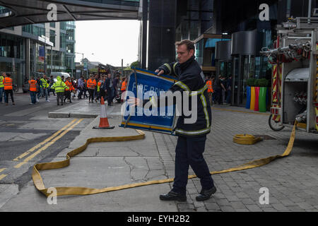 Dublin, Irlande. 29 juillet, 2015. Exercice d'incendie au siège de Google à Barrow Street à Dublin, quais de silicium a été effectuée cet après-midi par les pompiers de Dublin de l'unité de commandement des Scania P230 © Grant Vélaires/ZUMA/Alamy Fil Live News Banque D'Images