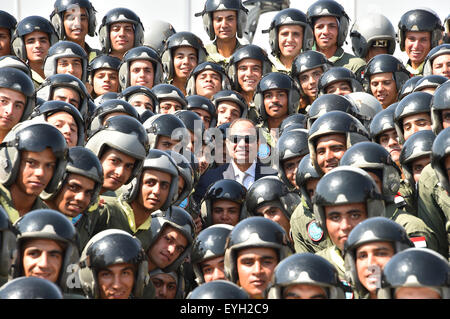 Le président égyptien Abdel Fatah Al-Sisi avec un groupe de cadets de l'Armée de l'air à la fin de l'Air Force Academy Banque D'Images