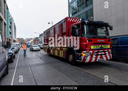 Dublin, Irlande. 29 juillet, 2015. Exercice d'incendie au siège de Google à Barrow Street à Dublin, quais de silicium a été effectuée cet après-midi par les pompiers de Dublin de l'unité de commandement des Scania P230 © Grant Vélaires/ZUMA/Alamy Fil Live News Banque D'Images