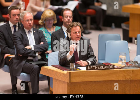 New York, USA. 29 juillet, 2015. Albert Koenders, ministre des Affaires étrangères des Pays-Bas, parle après l'échec du Conseil de sécurité des Nations Unies d'adopter un projet de résolution du Conseil de sécurité des Nations Unies sur la création d'un tribunal international pour enquêter sur la destruction d'un avion de ligne de Malaisie l'an dernier, au siège des Nations Unies à New York.La Russie a opposé son veto mercredi sur un projet de résolution du Conseil de sécurité des Nations Unies sur la création d'un tribunal international pour enquêter sur la destruction de l'avion malaisien MH17. Source : Xinhua/Alamy Live News Banque D'Images