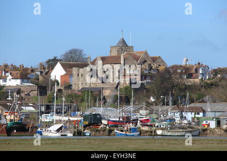 Une vue de l'ancienne ville de seigle dans l'EAST SUSSEX DE L'AUTRE CÔTÉ DU FLEUVE FEATURNING DE BATEAUX DE PÊCHE, DE L'ÉGLISE ET LA TOUR D'YPRES Banque D'Images