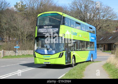 Un vert et bleu Brighton & Hove WRIGHT STREETDECK BUS DOUBLE ÉTAGE SUR COASTER ROUTE 12 À EXCEAT DANS LE PARC NATIONAL DE SOUTHDOWNS Banque D'Images