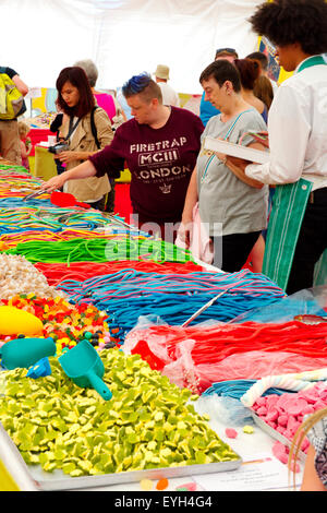 Les clients choisissant de sucreries à partir de la sélection de bonbons à caler au Festival Le port de Bristol Banque D'Images