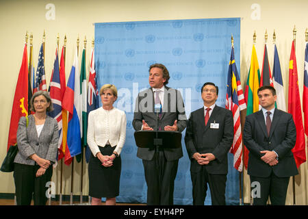 New York, USA. 29 juillet, 2015. Albert Koenders(C), ministre des Affaires étrangères des Pays-Bas, parle aux médias au siège des Nations Unies à New York. La Russie a opposé son veto mercredi sur un projet de résolution du Conseil de sécurité des Nations Unies sur la création d'un tribunal international pour enquêter sur la destruction de l'avion malaisien MH17. Source : Xinhua/Alamy Live News Banque D'Images