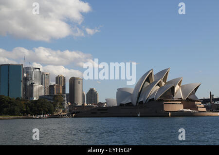 Opéra de Sydney et le quartier central des affaires vue du port de Sydney. Banque D'Images