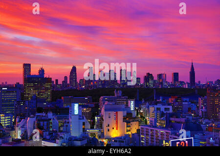 Vue générale de la ville de Shinjuku au coucher du soleil vu de Shibuya, Tokyo, Japon Banque D'Images