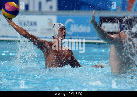 Kazan, Russie. 29 juillet, 2015. Dong Tao (L) de Chine pousses durant men's water-polo match du groupe A entre la Chine et le Canada aux Championnats du Monde de la FINA à Kazan, Russie, 29 juillet 2015. Le Canada a gagné 8-2. Crédit : Pavel Bednyakov/Xinhua/Alamy Live News Banque D'Images