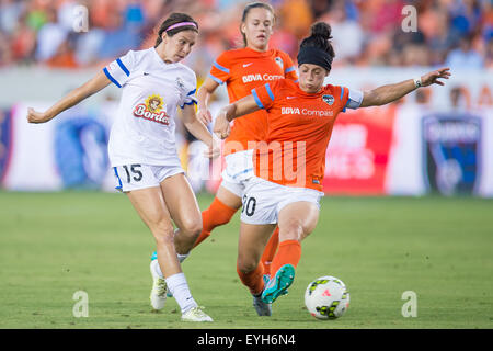 Houston, Texas, USA. 29 juillet, 2015. Houston Dash defender Ella Masar (30) défend un tir de ]Kansas City FC Erika Tymrak milieu (15) durant la première moitié d'un jeu entre l'avancée NWSL Houston Dash et à Kansas City FC Stade BBVA Compass à Houston, TX, le 29 juillet 2015. Credit : Trask Smith/ZUMA/Alamy Fil Live News Banque D'Images