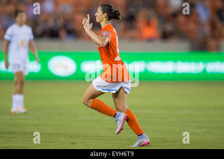 Houston, Texas, USA. 29 juillet, 2015. Le milieu de terrain bord de Houston Carli Lloyd (10) célèbre son but de la victoire à la fin de la 2e moitié d'un jeu entre l'avancée NWSL Houston Dash et à Kansas City FC Stade BBVA Compass à Houston, TX, le 29 juillet 2015. Le tableau de bord a gagné 3-2. Credit : Trask Smith/ZUMA/Alamy Fil Live News Banque D'Images