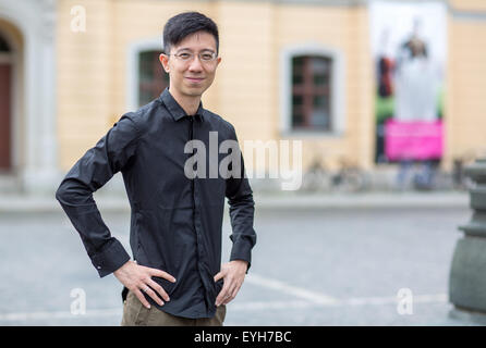 Weimar, Allemagne. Le 13 juillet, 2015. Tung-Chieh conducteur étudiant Chuang se tient juste en face de l'Université de musique Franz Liszt à Weimar, Allemagne, 13 juillet 2015. Les 32 ans d'études aux étudiants taiwanais ici et a déjà été annoncé comme le gagnant de plusieurs concours à travers le monde. Photo : MICHAEL REICHEL/dpa/Alamy Live News Banque D'Images