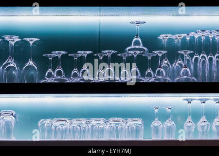 Beaucoup de verres de vin sur les tablettes. Banque D'Images