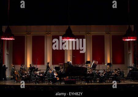 Buenos Aires, Argentine. 29 juillet, 2015. Musicien argentin et chef d'orchestre Daniel Barenboim et la pianiste Martha Argerich effectuer lors d'un concert organisé avec le West-Eastern Divan Orchestra au Théâtre Colon, à Buenos Aires, capitale de l'Argentine, le 29 juillet 2015. © Martin Zabala/Xinhua/Alamy Live News Banque D'Images