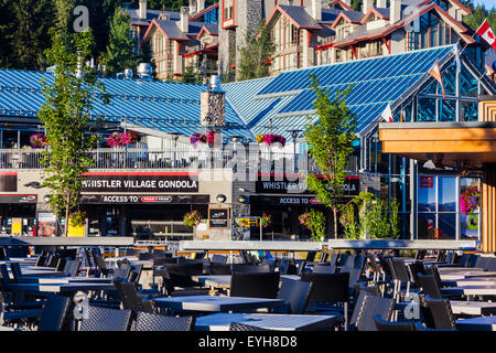 Tôt le matin dans le village de Whistler en attente pour les ascenseurs à ouvrir pour les coureurs de vélo de montagne Banque D'Images