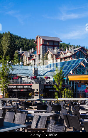 Tôt le matin dans le village de Whistler en attente pour les ascenseurs à ouvrir pour les coureurs de vélo de montagne Banque D'Images