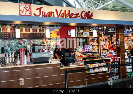 New York City, NY NYC Northeast, Queens, John F. Kennedy International Airport, JFK, intérieur, terminal, porte, Juan Valdez Cafe, comptoir, café, barista, Banque D'Images