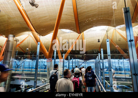 Espagne,MAD,Adolfo Suarez Madrid-Barajas aéroport,international,intérieur,terminal,porte,Richard Rogers,Antonio Lamelas,architecture,bambou plafond,m Banque D'Images